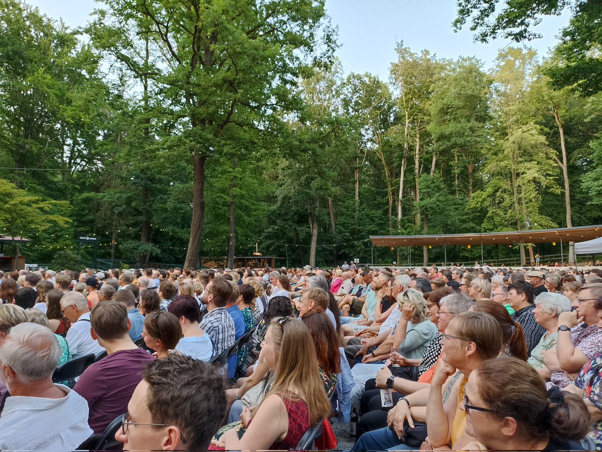 Ein großartiger @bodowartke letzten Samstag vor ausverkauftem <a href="/Konzertplatz/">Konzertplatz</a> Weißer Hirsch in Dresden.

Für seine Vertonung des Grundgesetzes oder die "Heiligen Schriften 2.0" gab's stehenden Applaus.

Eine echte Überraschung war der Auftritt  von <a href="/MissAllieMusik/">Miss Allie</a> als Vorband.