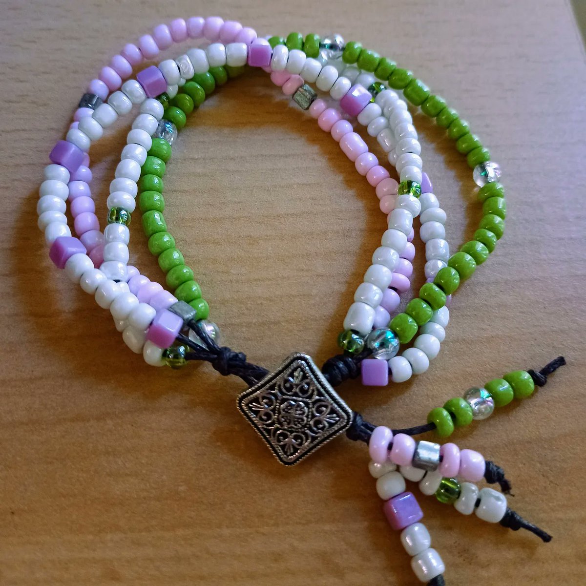 findyourflowers's tweet photo. I know, I know... It's been quiet here. I don't have much time to create new flowercrowns at the moment. But I made some quick bracelets while I was supposed to work. Which one is your favorite? 

#bracelet #wire #handmade #DIY #jewellery #jewelry #beads #Beaded #schmuck https://t.co/wgDBQrdGsj