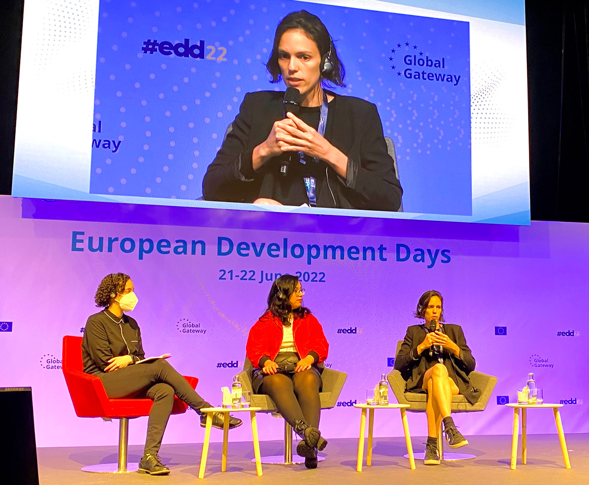 #EnVivo
 
"Para mí internet es un espacio reproductor porque reproduce las violencias históricas"
<a href="/marsebu/">Maricarmen Sequera</a> / <a href="/TEDICpy/">TEDIC</a> 

Streaming Studio 2 👉 streaming.eudevdays.eu
#EDD22 / <a href="/EU_Partnerships/">EU International Partnerships 🇪🇺</a>