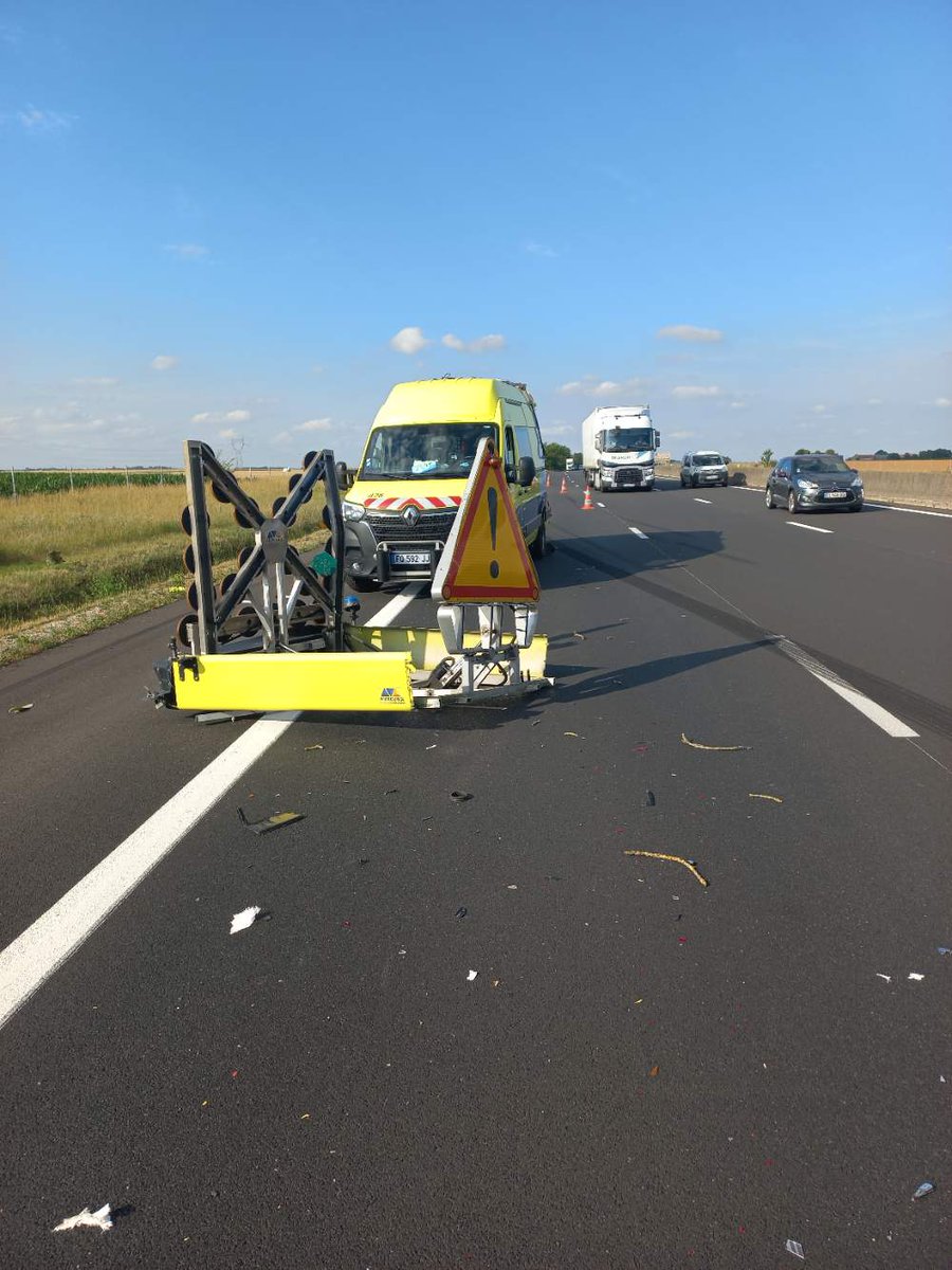VINCIAutoroutes's tweet photo. 🚨Ce soir, le fourgon d'un de nos patrouilleurs a été heurté sur l'@A10Trafic près de Blois. Heureusement, nous ne déplorons aucun blessé grave. C'est le 28e véhicule de #sécurité percuté depuis le début de l'année 2022 sur le réseau VINCI Autoroutes et le 2e en 2 jours !🚨 https://t.co/4qGbO1F3YD