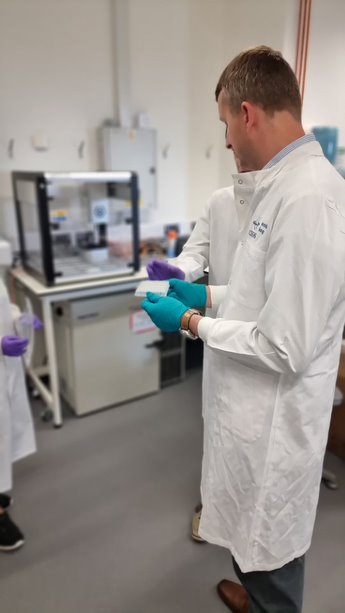 Fascinating visit to our new genome sequencing laboratory in Exeter today. Huge thanks to <a href="/CefasGovUK/">Cefas</a> colleagues for showing me around and sharing future science plans