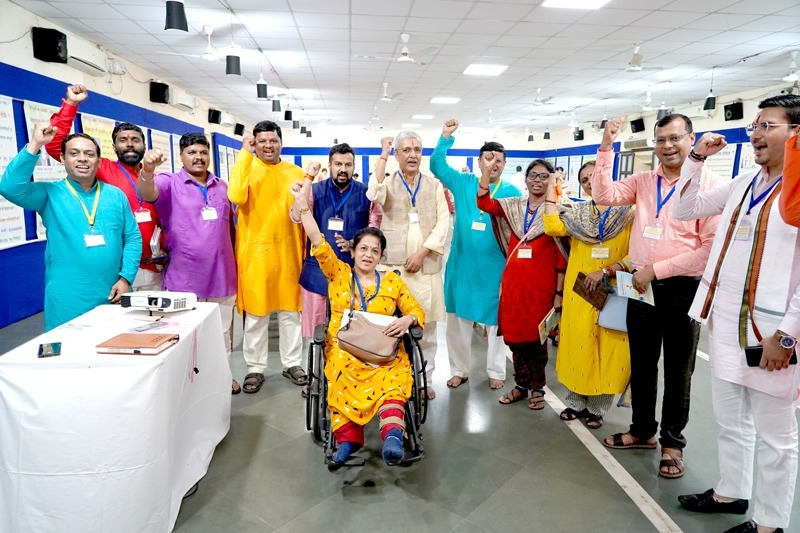 HinduJagrutiOrg's tweet photo. #Hindu_Adhiveshan_Goa_Success...Now Hindus have but one goal in life!

The spark has been ignited &amp; Devout Hindus have pledged to establish Hindu Rashtra!

With unity, we must now proceed toward action-level efforts to accomplish our aspiration🚩 https://t.co/7o9upOiEaD