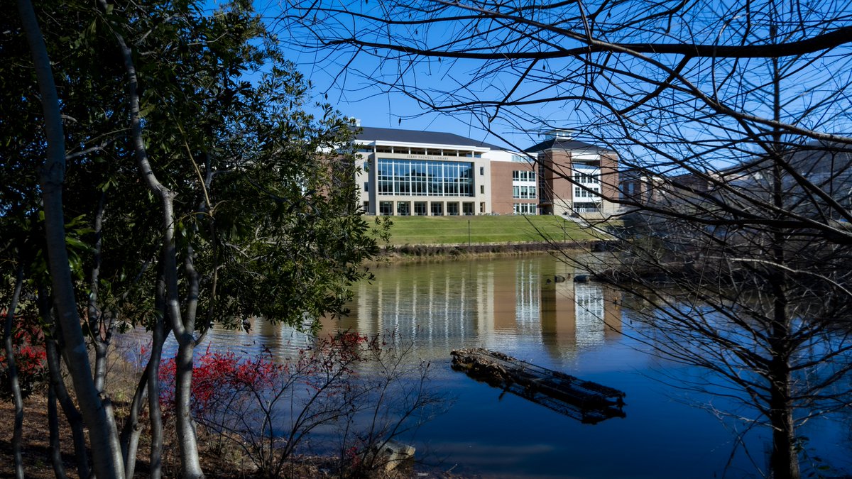 LibertyULibrary's tweet image. Appreciating the lakeside views of the library is the perfect way to spend the first day of summer! #LibraryViews #StudyViews #JFLibrary