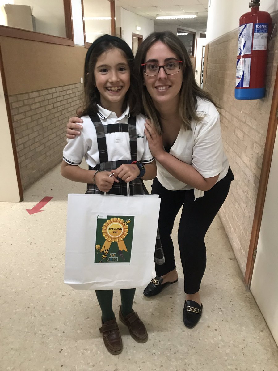 FET_Ov_Lorena's tweet photo. Para terminar el curso, hemos entregado los premios a los ganadores del SpellingFET🐝🔡🎤🪑🐝 ¡Congratulations! @FET_Oviedo https://t.co/YYwLBrRrI1