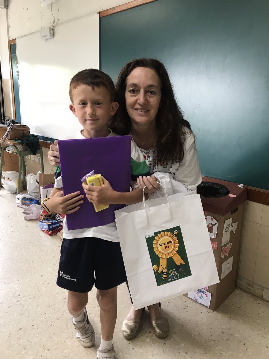 FET_Ov_Lorena's tweet photo. Para terminar el curso, hemos entregado los premios a los ganadores del SpellingFET🐝🔡🎤🪑🐝 ¡Congratulations! @FET_Oviedo https://t.co/YYwLBrRrI1