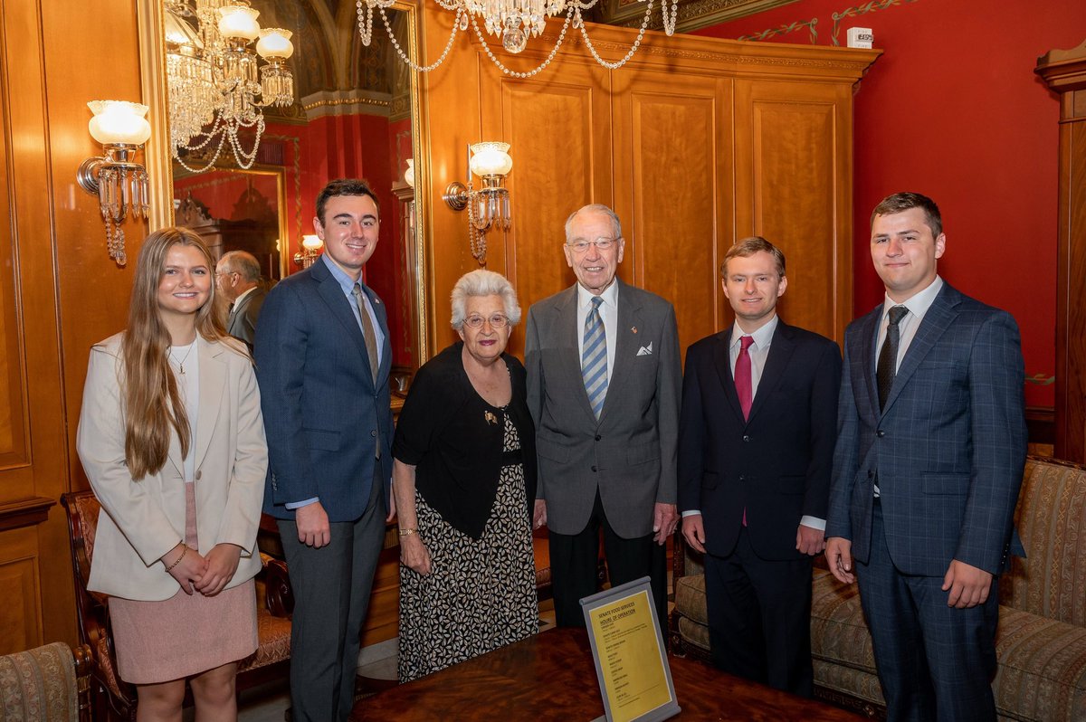 ChuckGrassley's tweet photo. The first summer session of my internship program is underway. Barbara &amp; I hv enjoyed getting to know these students https://t.co/v7V2jqYHoX