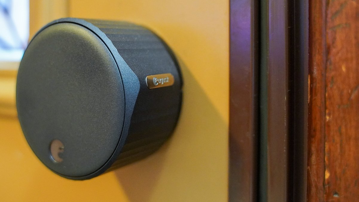 JayFlexx's tweet photo. If you're interested in getting a smart door lock, here are some for you to consider. #gadgets #smarthome  https://t.co/0nbEsoxDvp https://t.co/BssQ20Q0k1