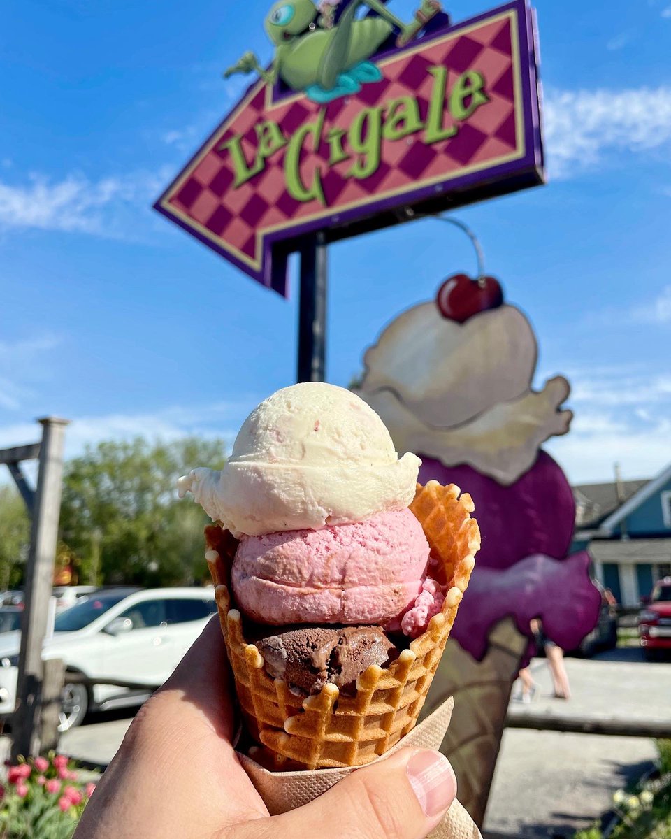 outandacross's tweet photo. Happy first day of summer! To help with summer vibes, I put together an ultimate ICE CREAM ROAD TRIP across Canada—with 30 delicious stops!

Is your favourite cone on the list? https://t.co/RQroQMXRh2

@ExploreCanada #SummerSolstice2022 #IceCream https://t.co/B2on2AJyhC