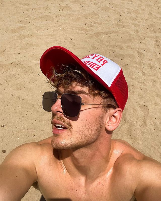 jbeauchampfiles's tweet photo. he is so hot 🔥 https://t.co/9XuHHAjLxE