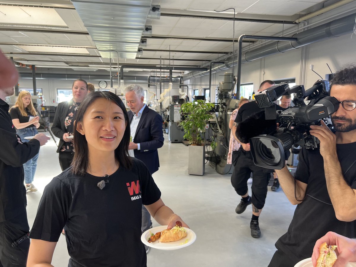 Se @tv2lorry kl. 19.30 i dag tirsdag - og mød @YiChanXing, som i dag blev hædret med <a href="/DanskIndustri/">DI - Dansk Industri</a> Roskilde/Køge Bugts Lærlingepris 2022. 🤗 En sej, dygtig, målrettet &amp; utrolig arbejdsom rollemodel, der om halvanden uge står med sit svendebrev som Industritekniker i hånden 🎉