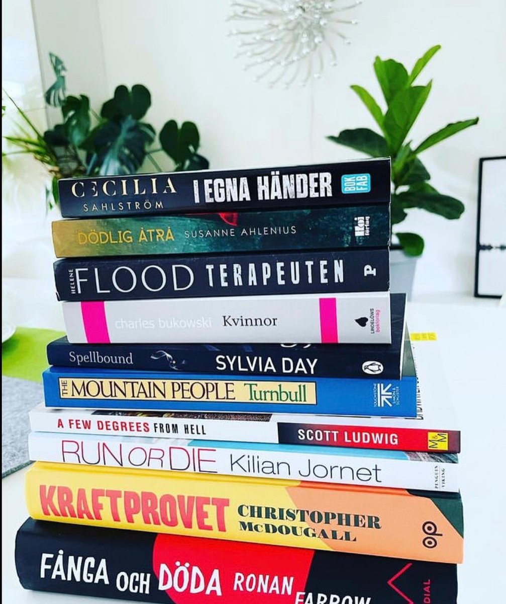 myola1's tweet photo. Dags igen att kolla in böcker som ska läsas på semestern! Har ni några tips? Vill ha en blandning av deckare, skönlitteratur, livsinspirationfakta. Några böcker på engelska. Gärna kanske några som inte bara är ”kända” författare.Julens och förra sommarens bokhög🤓#bokmal #böcker https://t.co/ACZGFoGdNP