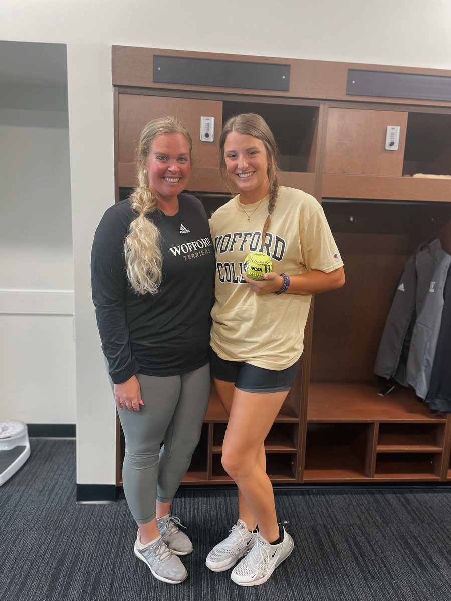 kalli_petty11's tweet photo. Glad to be able to wear black and gold for four more years! 🖤💛 @CoachCButler @WoffordSoftball @LLGCOACH @LLG_MW @LLGElite16u #getstruck⚡️ https://t.co/Zq2rVqxKlM