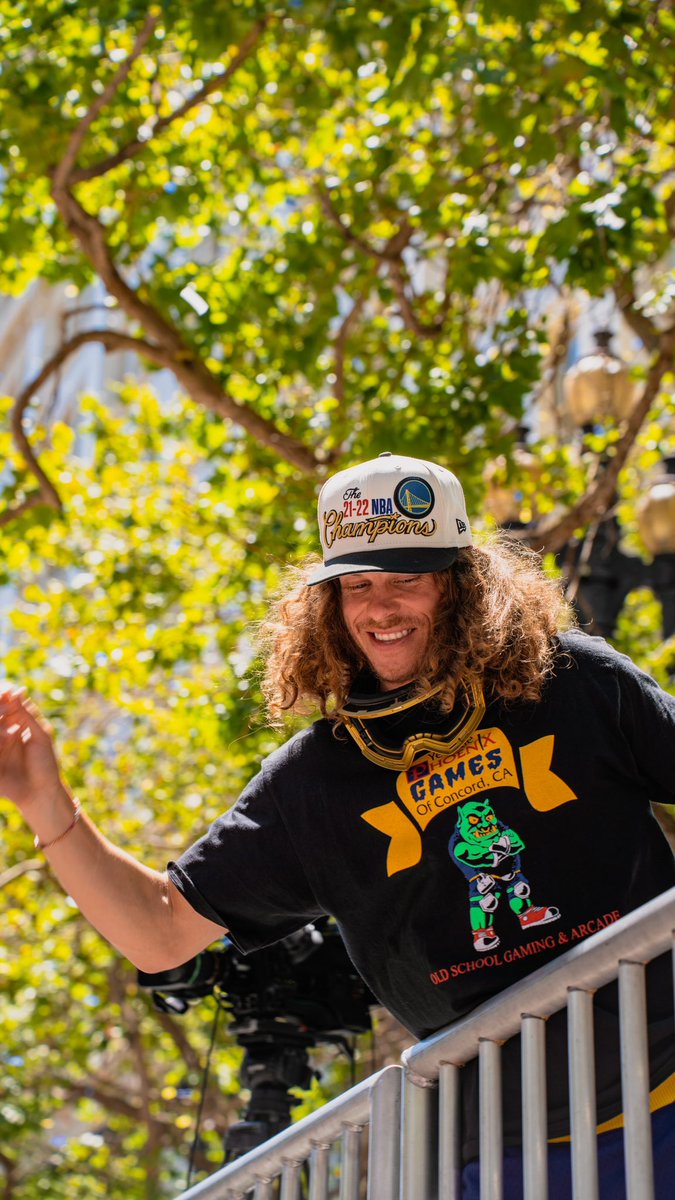 cxmarin's tweet photo. Blake Anderson at the Warriors Parade 📸🏆 https://t.co/pfTtG363oL