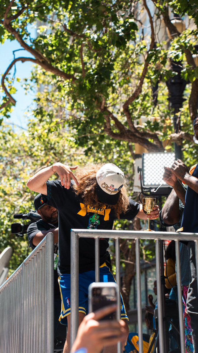 cxmarin's tweet photo. Blake Anderson at the Warriors Parade 📸🏆 https://t.co/pfTtG363oL