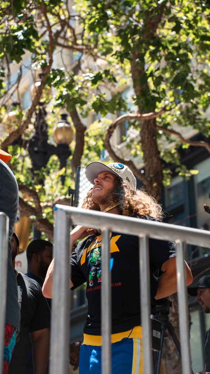 cxmarin's tweet photo. Blake Anderson at the Warriors Parade 📸🏆 https://t.co/pfTtG363oL