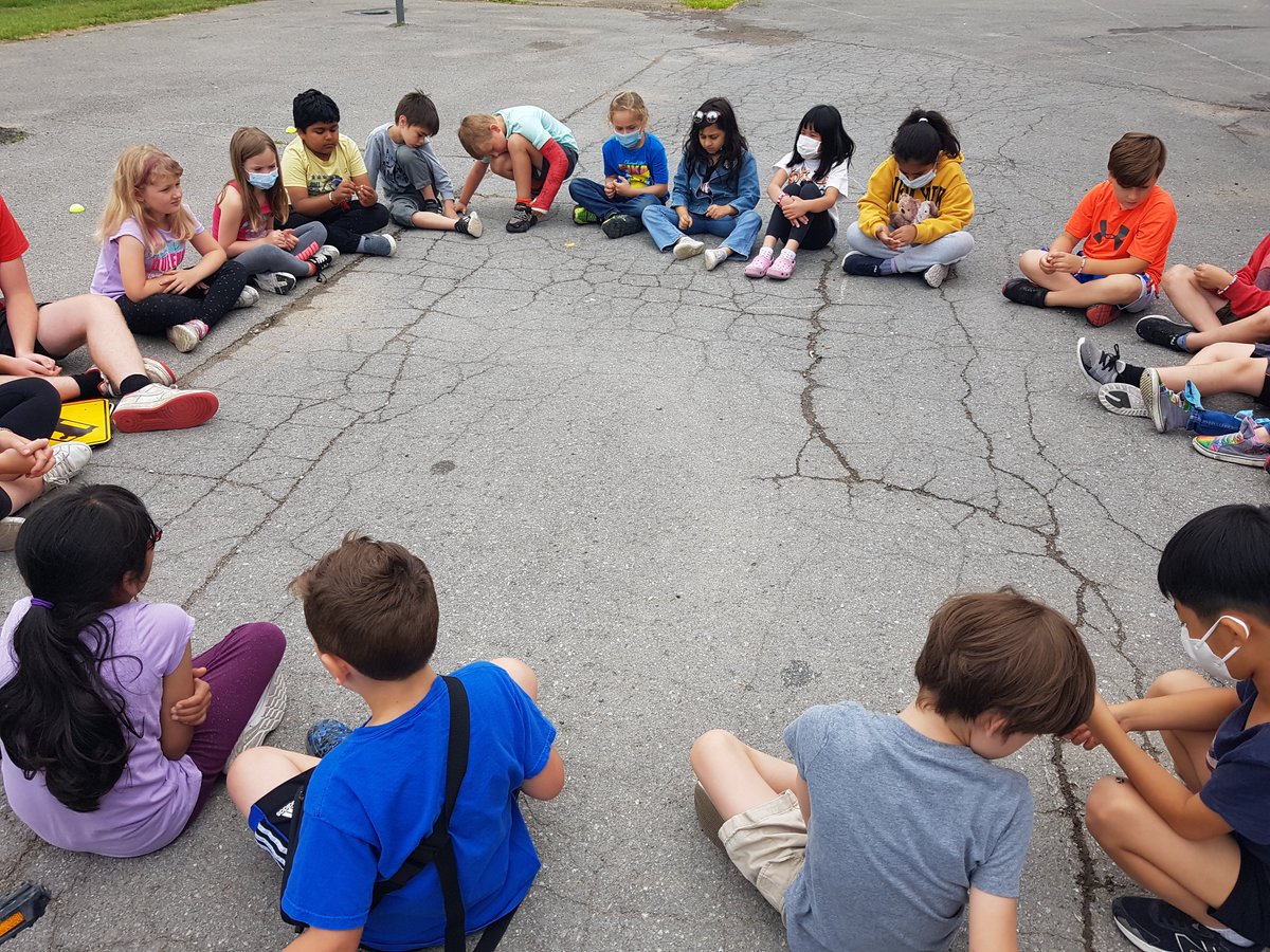 MsEPrice15's tweet photo. Thanks @cyclekingston for the workshop on bicycle safety. We are ready for lots of (safe)  riding this summer! @BayridgePS_LDSB https://t.co/g9wLZaqJS0
