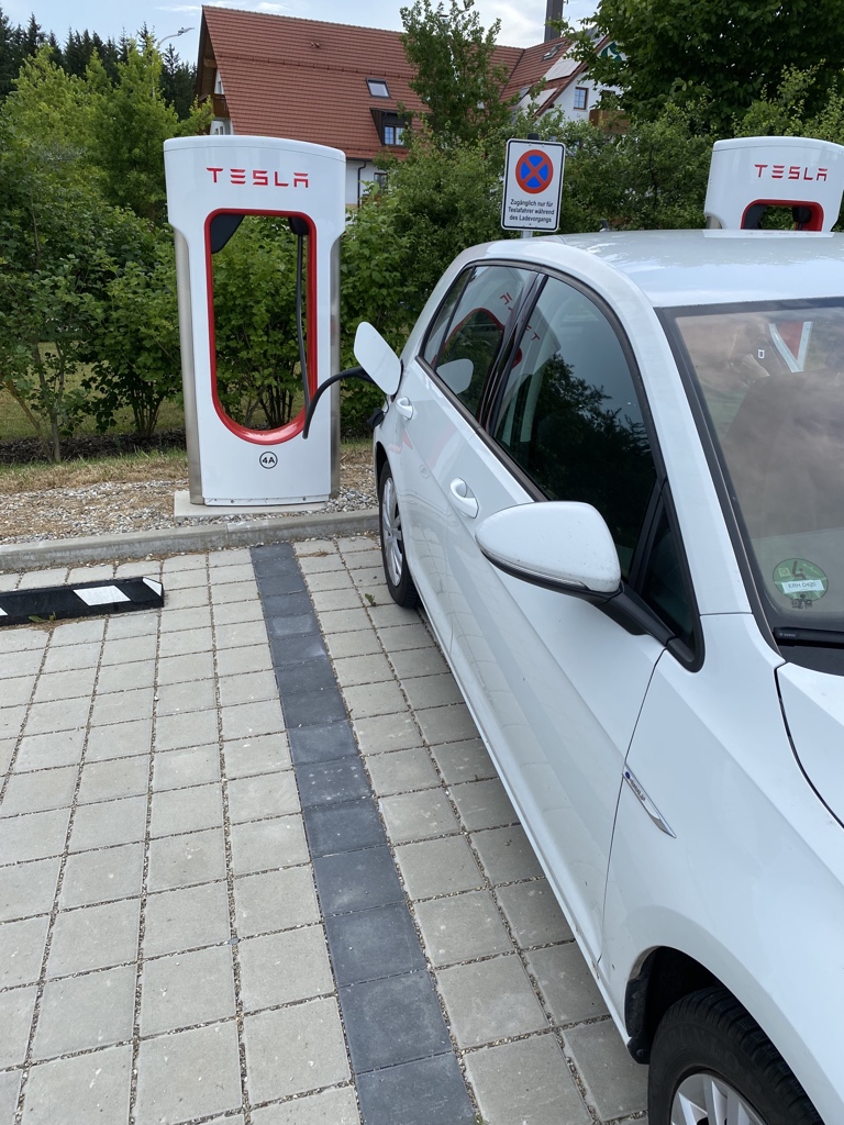 erhde's tweet photo. @timohetzel und @schlingel  ein Tesla Mitarbeiter war betrübt, da der e-Golf zwei Ladeplätze in Pfaffenhofen belegt. https://t.co/litesNYhAj