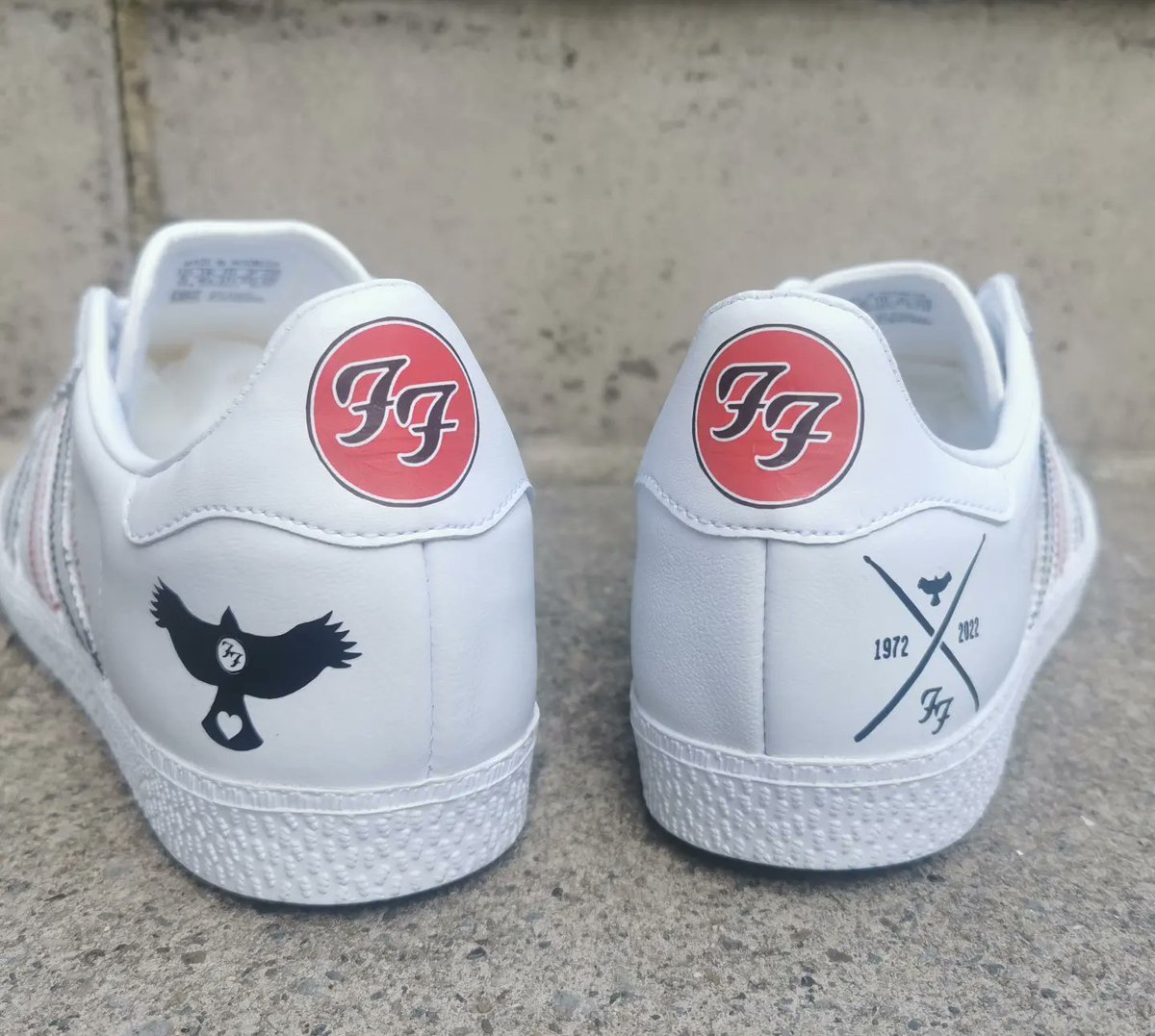 The_Pool___'s tweet photo. Lovely @foofighters custom with a tribute to @taylorhawkins

#foofighters #taylorhawkins https://t.co/ADW38P1Abp