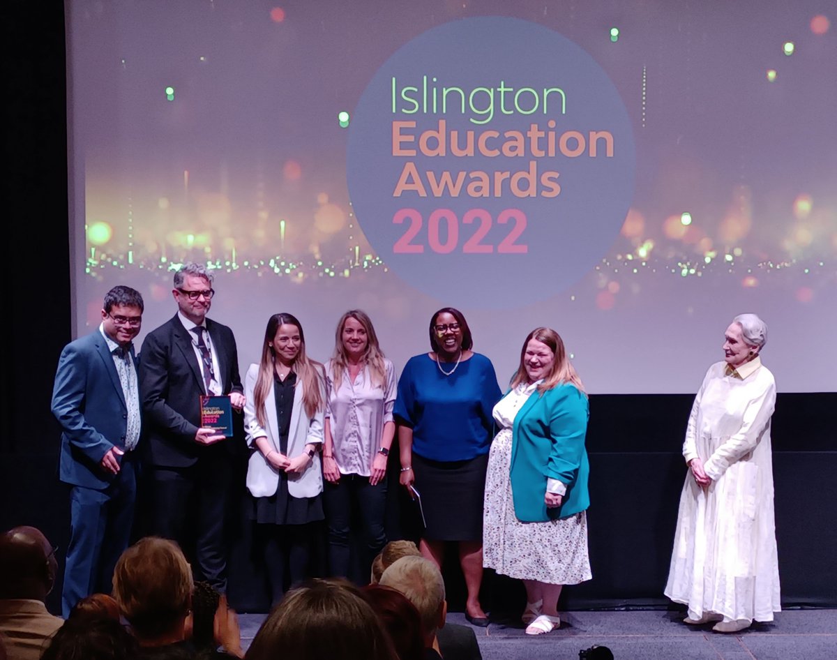 Great to attend#Islington education awards last night to celebrate all our teachers hard work. Congrats to 11 by 11 partner school <a href="/Beacon_High/">Beacon High</a>  leadership team getting award from the fabulous Sian Phillips