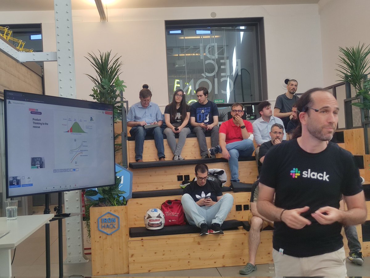 MadridDevops's tweet image. ¿Cómo enganchar a los equipos internos a tu plataforma? Referencia a @TeamTopologies. @manupaisable  también paso por #madrid_devops... Todo se conecta.