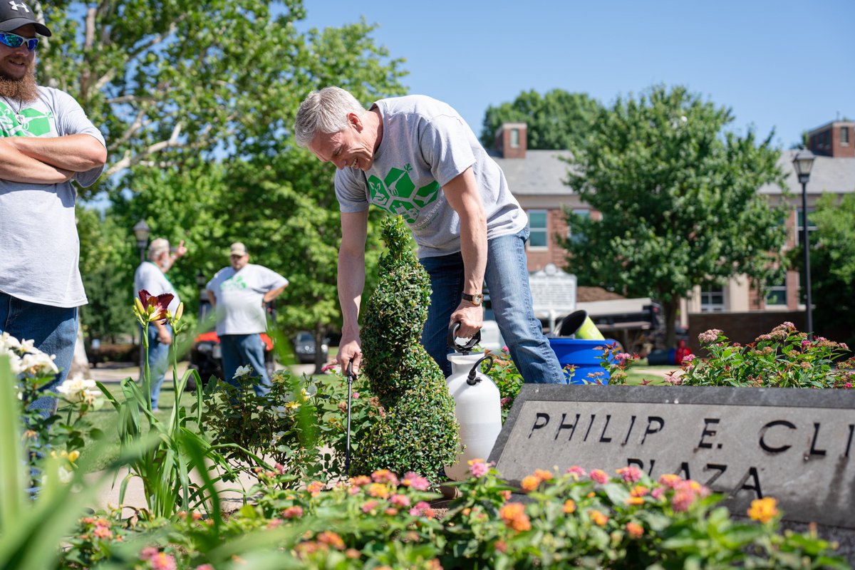 MarshalluPres's tweet photo. Having a great time with my #MarshallUFamily, putting a little sweat equity in on the Huntington campus. #CommunityCaresWeek 💚🌺🧹 https://t.co/kkTfax27vT