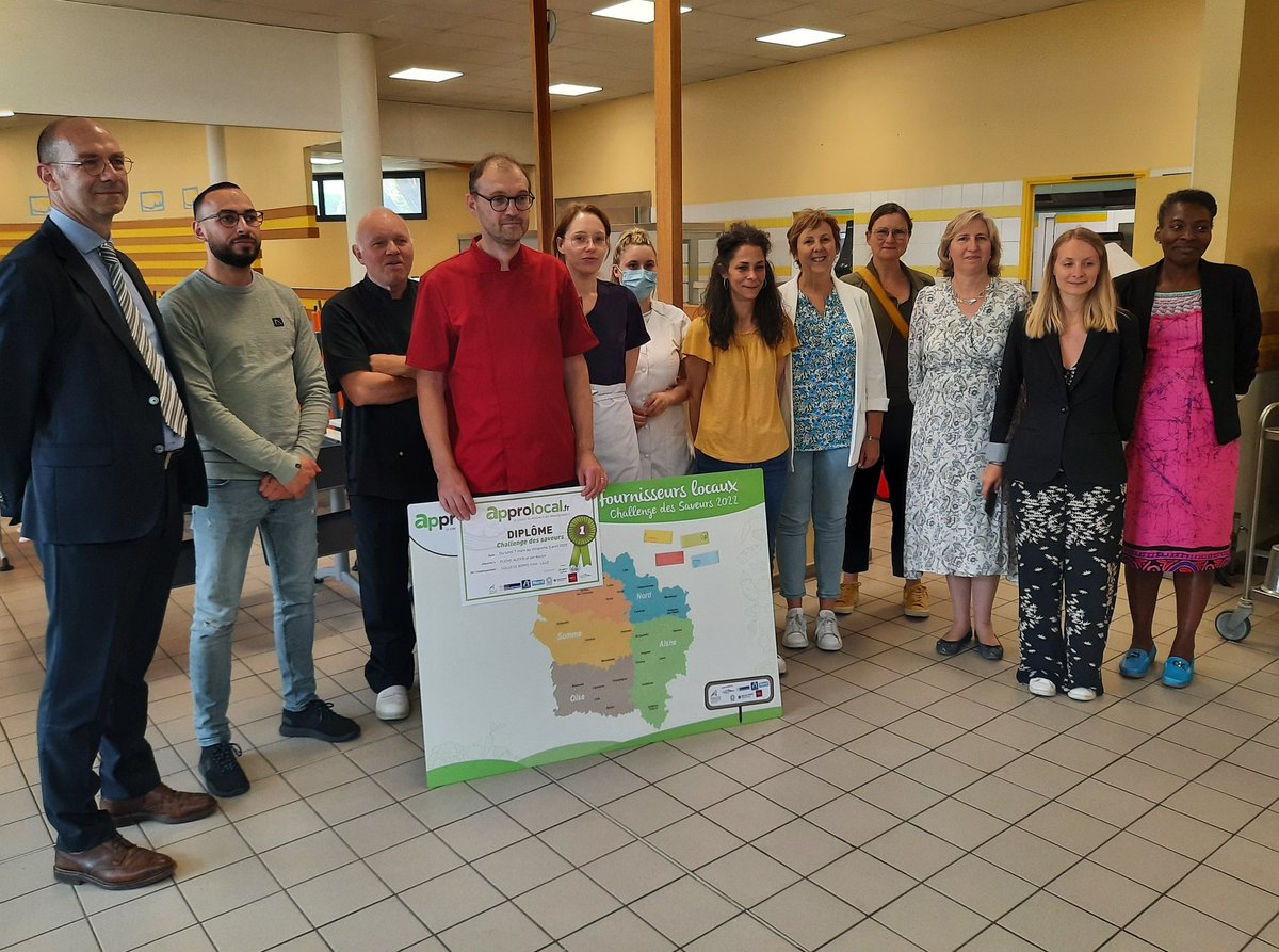 MarieCieters's tweet photo. Félicitations au chef de cuisine 👨🍳 et à l'équipe du #collège Boris Vian de #Lille qui remportent le challenge des saveurs 2022 #approlocal
✅️ L'établissement commande une part importante de ses denrées sur la plateforme https://t.co/zSJSSkSELP déployée par la @chambagri_hdf https://t.co/97bA7NmyrW