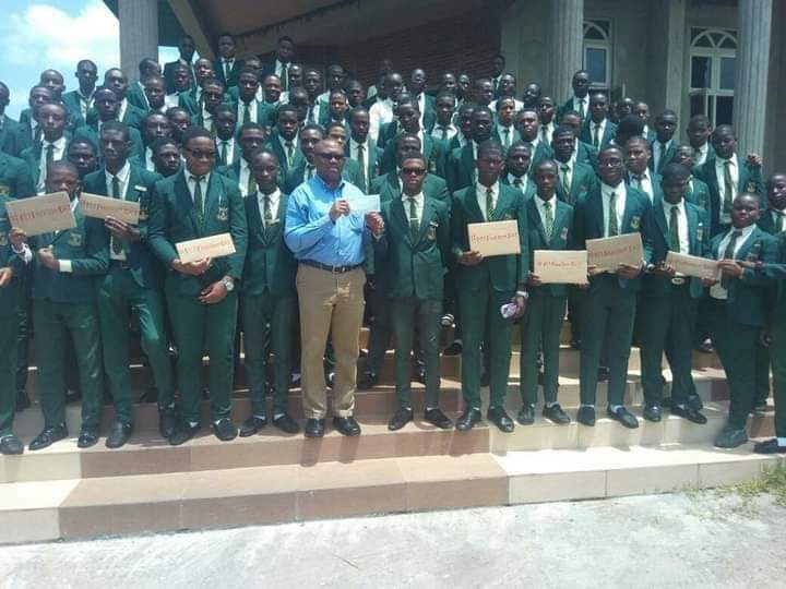 Breaking 🇳🇬 🇳🇬 
In 2018,Our stingy man Mr. Peter Obi Visited Christ the King College Adeowo;Ijebu-Ode OGUN State.
Donated ₦1 Million{from his personal money}
He gives millions to school as hobby.Since he left office he has visited over 200 schools.He doesn't make noise about it