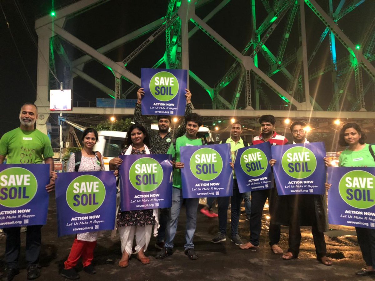 srndatta20's tweet photo. It was really a big day for us....with howrah bridge getting lighted up in save soil colours. #SaveSoil  We made it happen in Kolkata!! @cpsavesoil https://t.co/B5xPT3sZ06