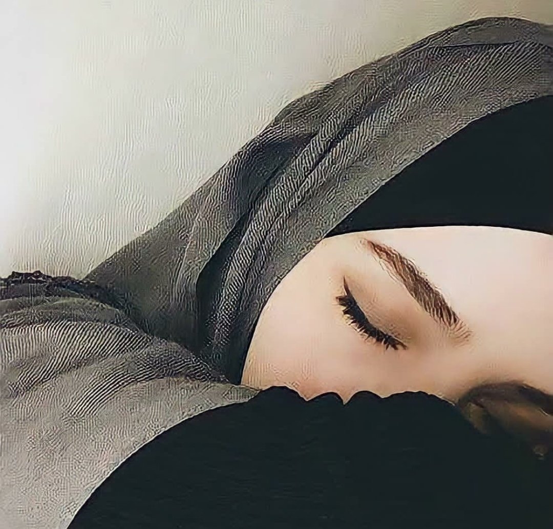 Мусульманские плачет. Грустная девушка мусульманка. Грустная девушка в хиджабе. Мусульманка в хиджабе. Красивые девушки в хиджабе.