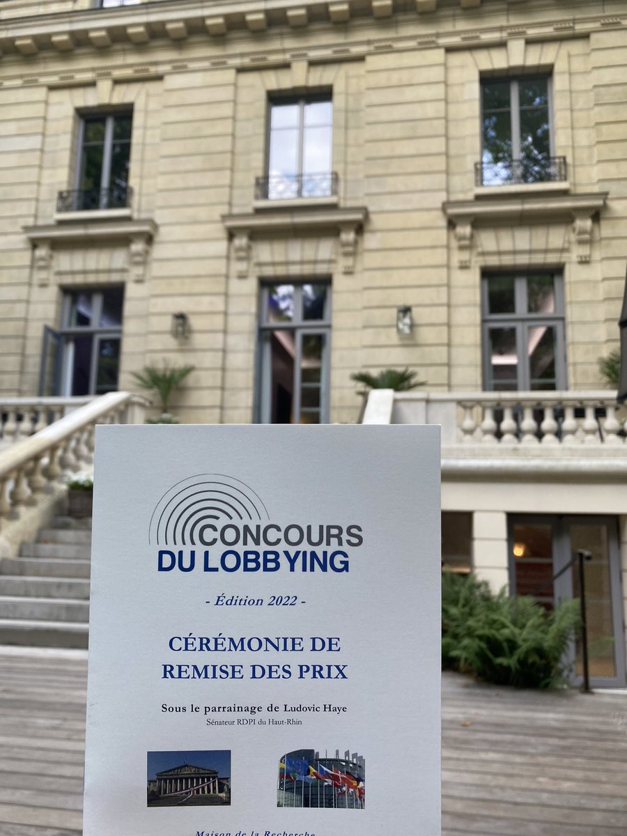 JLobbyistes's tweet photo. Les @JLobbyistes sont présents ce soir à la cérémonie de remise des prix du #ConcoursLobbying pour marquer leur soutien à cette initiative, organisée depuis 2001. https://t.co/haHMYDktXb