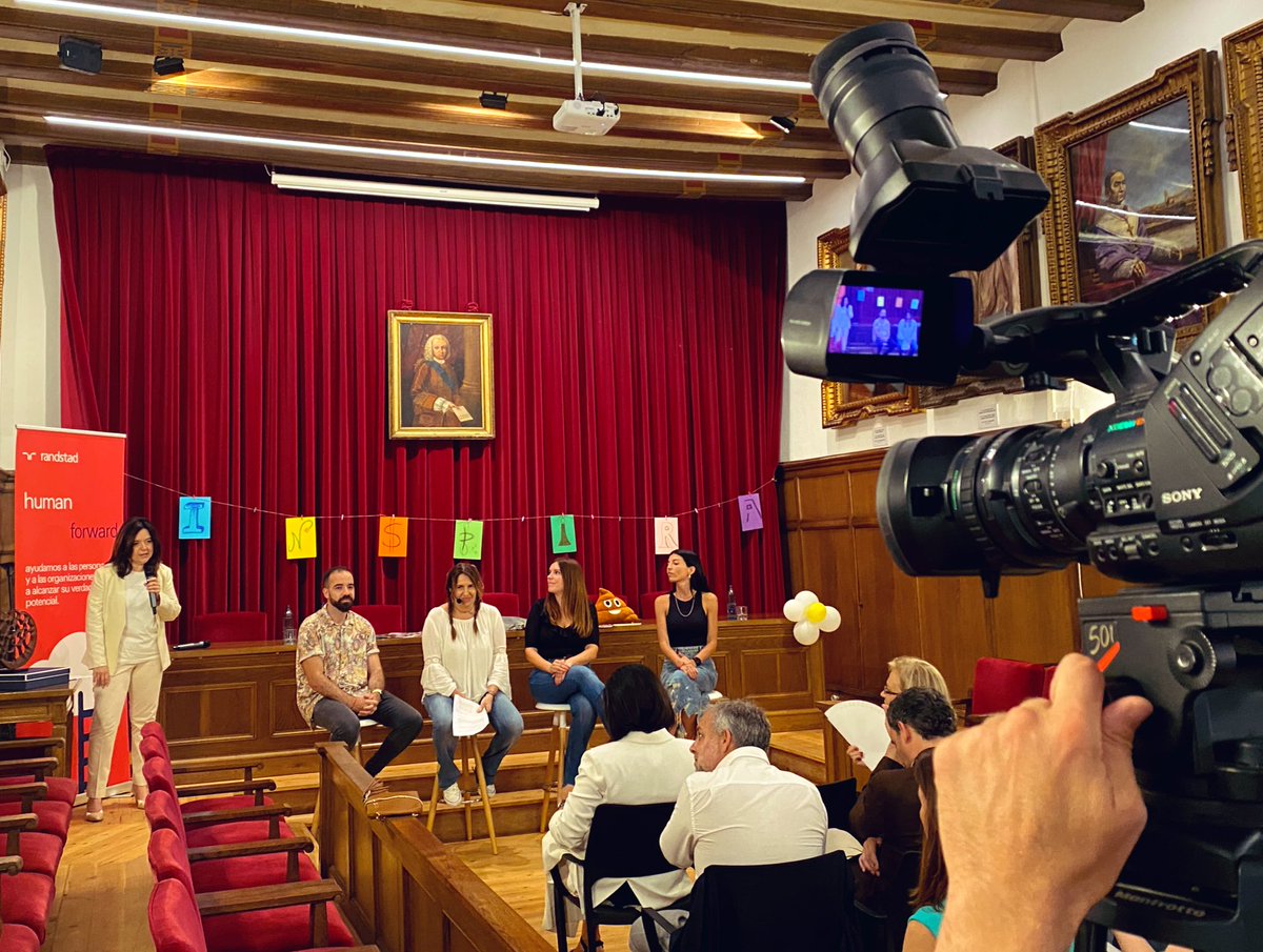 ForumRH_Foment's tweet photo. Comença la #FestadelaPrimavera del #ForoRRHH de @FomentTreball amb la seva presidenta @SilviaFores: “O somos creativos o estamos muertos. Y aunque ser creativo requiere a menudo de soledad, con diversos departamentos podemos dar con una creatividad compartida muy enriquecedora” https://t.co/hwkgWcT7CX