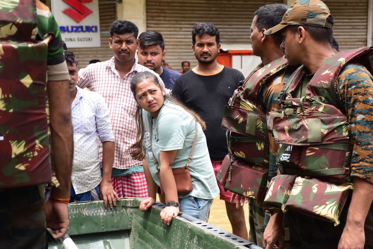 dccachar's tweet photo. Massive rescue evacuation and relief operations are continuing round the clock in the worst affected areas of Silchar Town like Rangirkhari, Public School Road, Ashram Road etc areas by the officials of District Administration, NDRF, SDRF, Army, CRPF, BSF and https://t.co/cDf7Tl75Gd