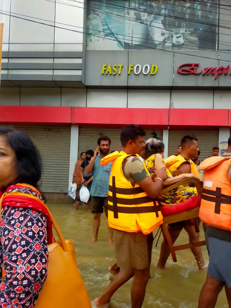 dccachar's tweet photo. Massive rescue evacuation and relief operations are continuing round the clock in the worst affected areas of Silchar Town like Rangirkhari, Public School Road, Ashram Road etc areas by the officials of District Administration, NDRF, SDRF, Army, CRPF, BSF and https://t.co/cDf7Tl75Gd