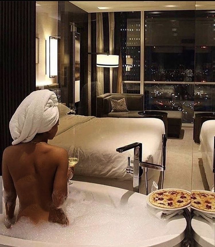 BerryBanksdubai's tweet photo. Waiting for him to join me so we can have a mini partayyy 🥳 
#dubai #gfe #elitedating #fmty #datedubai #dinnerdate https://t.co/TksROyCmDY