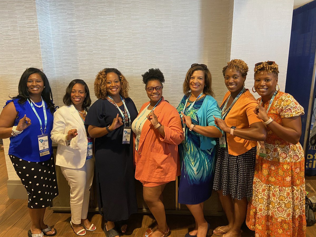 KeishaWithersp3's tweet photo. When your sorority sisters find each other at a conference…🤷🏽‍♀️💖💚 https://t.co/rWDh0mg3bM