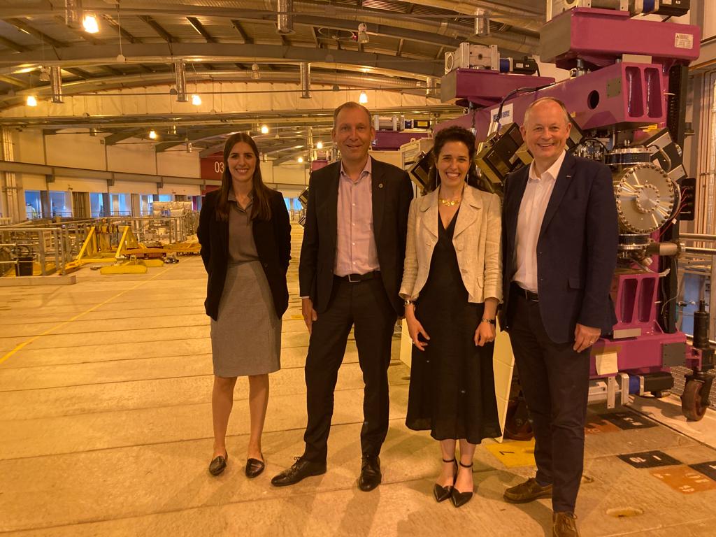 Diamond Light Source (@diamondlightsou) on Twitter photo Great visit today from <a href="/Dr_ThomasZ/">Thomas Zurbuchen</a> & Dr Rebecca Levy <a href="/NASA/">NASA</a>, David Parker <a href="/esa/">European Space Agency</a>, & Barbara Ghinelli <a href="/STFC_Matters/">Science and Technology Facilities Council</a> <a href="/HarwellCampus/">Harwell Campus</a>... On a mission to bring even more #SynchrotronScience & space together ☄️ diamond.ac.uk/Home/News/Late… Great visit today from <a href="/Dr_ThomasZ/">Thomas Zurbuchen</a> & Dr Rebecca Levy <a href="/NASA/">NASA</a>, David Parker <a href="/esa/">European Space Agency</a>, & Barbara Ghinelli <a href="/STFC_Matters/">Science and Technology Facilities Council</a> <a href="/HarwellCampus/">Harwell Campus</a>... On a mission to bring even more #SynchrotronScience & space together ☄️ diamond.ac.uk/Home/News/Late…