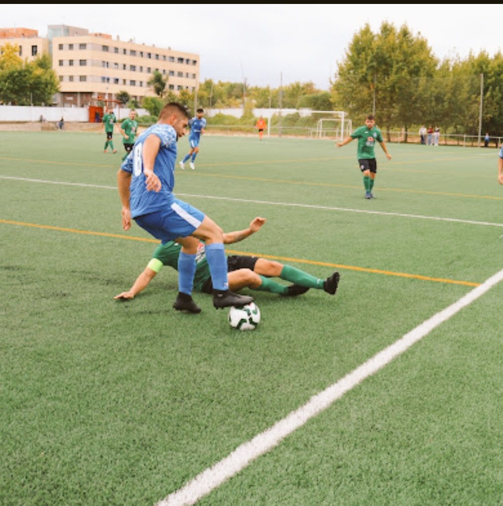 GeniSanchez7's tweet photo. Ascenso logrado! 💙🤍Gran temporada de todos, un placer haber compartido vestuario con vosotros, más que compañeros hemos sido una familia ,Grande jugadores cuerpo técnico y afición!! Vamos mi banda 💙🤍💪🏼8️⃣ @AtleticoVivero1 https://t.co/1gyIr37RmA