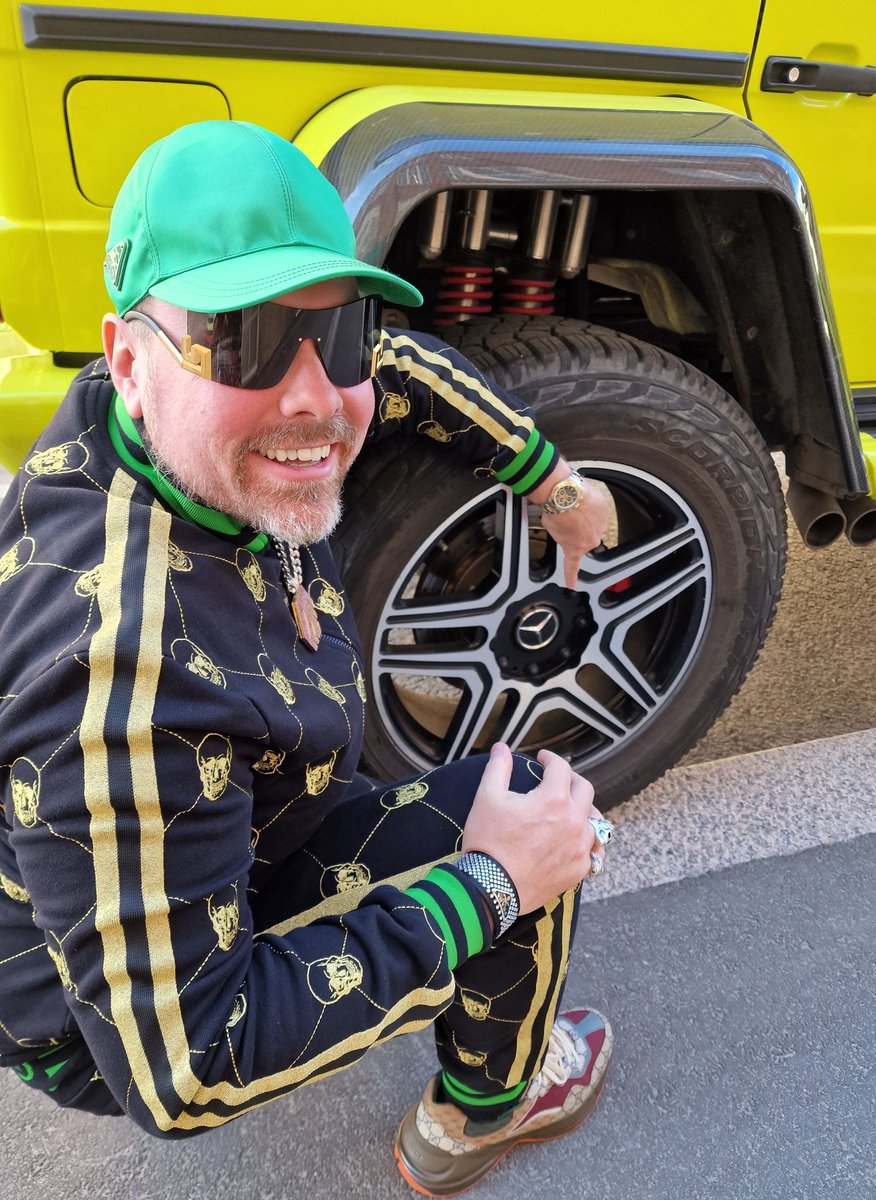 RichardHeartWin's tweet photo. $250,000 #mercedes g wagon 4x4 squared twin turbo v8, side pipes, portal axles. $4,000 #philipplein tracksuit. #prada hat. #gucci shoes. #versace glasses. #rolex watch. #prada bracelet. https://t.co/7nq7qhdeeA