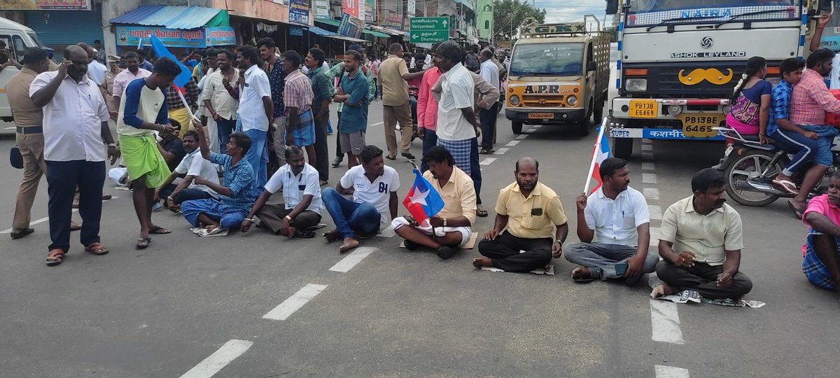 VanniArasu_VCK's tweet photo. #கோரிக்கை
1.தர்மபுரி மாவட்டம் அரூர்- மேல்செங்கம்பாடியில் அமைக்கப்பட்ட #புரட்சியாளர்அம்பேத்கர் சிலை அனுமதி பெறப்படவில்லை என சொல்லி காவல்துறை அகற்றியுள்ளனர்.
#விடுதலைச்சிறுத்தைகளின் சாலைமறியல் போராட்டத்துக்கு பிறகு மீண்டும் அதே இடத்தில் அம்பேத்கர் சிலை நிறுவப்பட்டுள்ளது. https://t.co/CSsY8m7V2b