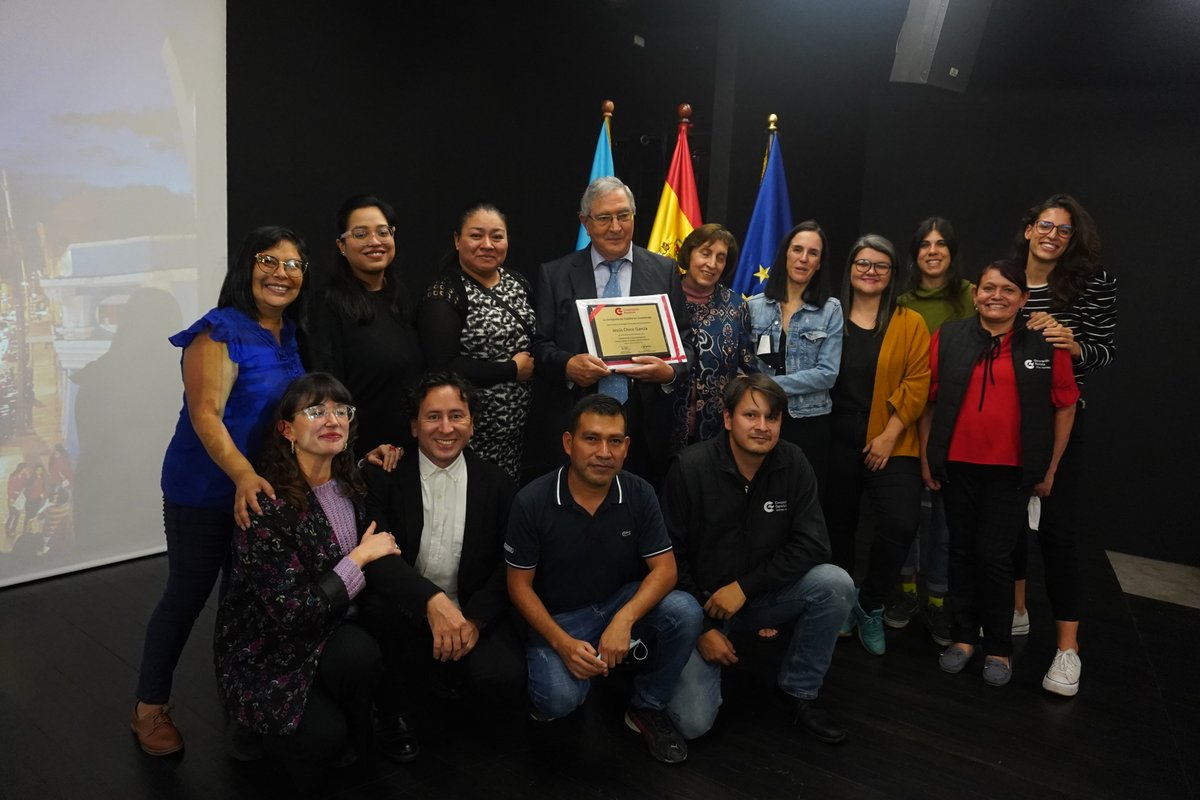 ¡Muchas gracias Jesús Chico por estos 25 años de formar parte de la familia <a href="/CCEGUATEMALA/">Centro Cultural de España en Guatemala</a>!

<a href="/EmbajadaEspGTA/">Embajada de España en Guatemala</a> <a href="/ArtemisLibros/">Artemis Libros</a>