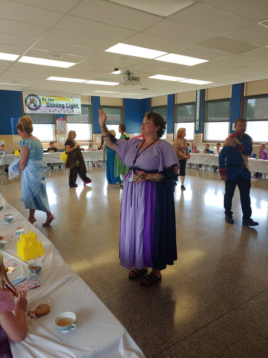 First Grade Cinderella Ball! Tea, cookies, pretzel wands! <a href="/jagreenMW11/">Mr. Green's 1st Grade Classroom</a>