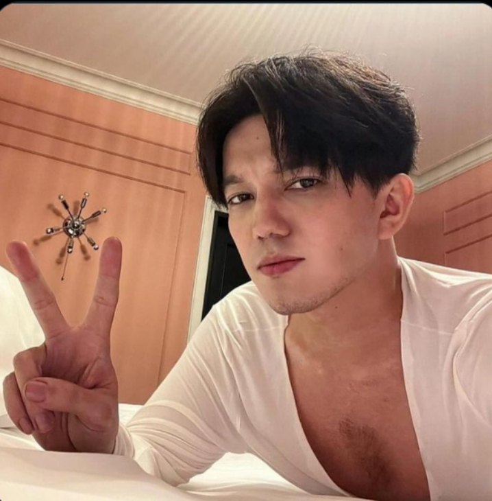 SARAHDO88533213's tweet photo. Eita! Difícil escolher uma selfie preferida do @dimash_official , mas vou escolher a mais recente 🤗🥰
#Okay #FlAway #BeWithNe https://t.co/1klXsazaPN