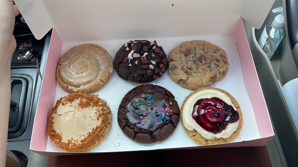 pena3334's tweet photo. Milk Chocolate Chip, 5/10 pretty basic chocolate chip cookie not the best ever
Blueberry Cheesecake, 10/10
Cookie Butter Ice Cream, 0/10 literally tasted like a stick of room temp butter was dropped in some cinnamon sugar
Honey Bun, 7/10
Rocky Road, 9/10
Galaxy Brownie, 10/10 https://t.co/zvWNVoQAVP