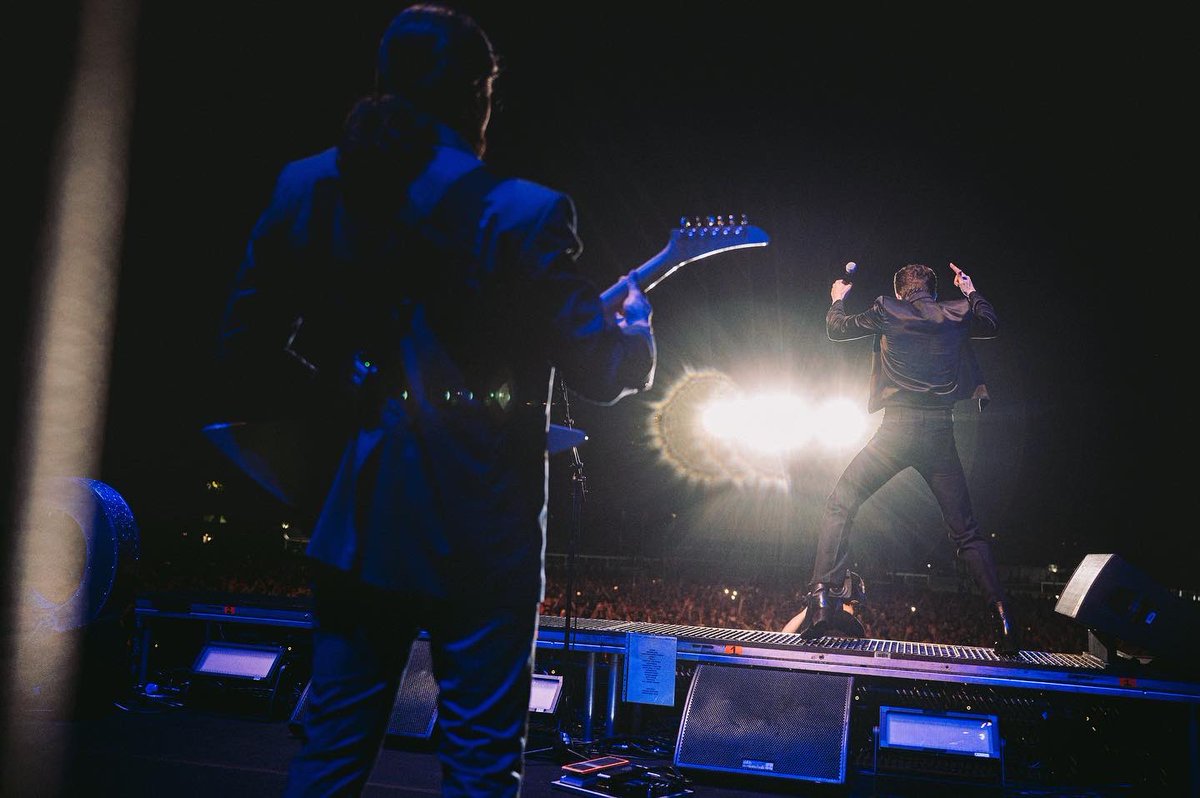 thekillers's tweet photo. Pizza and a show. https://t.co/wL010NNC6B