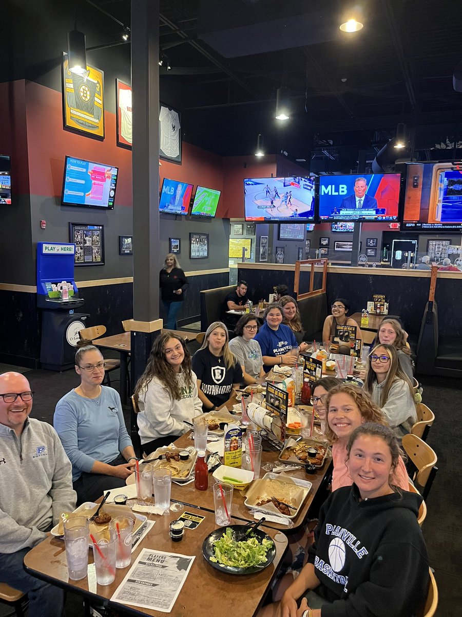 MikeNFPSports's tweet photo. Great meal with Plainville Softball!! 🥎🥎 @PLVBlueDevilsSB #fundraising #ctsoftball https://t.co/90Y92fBsDd