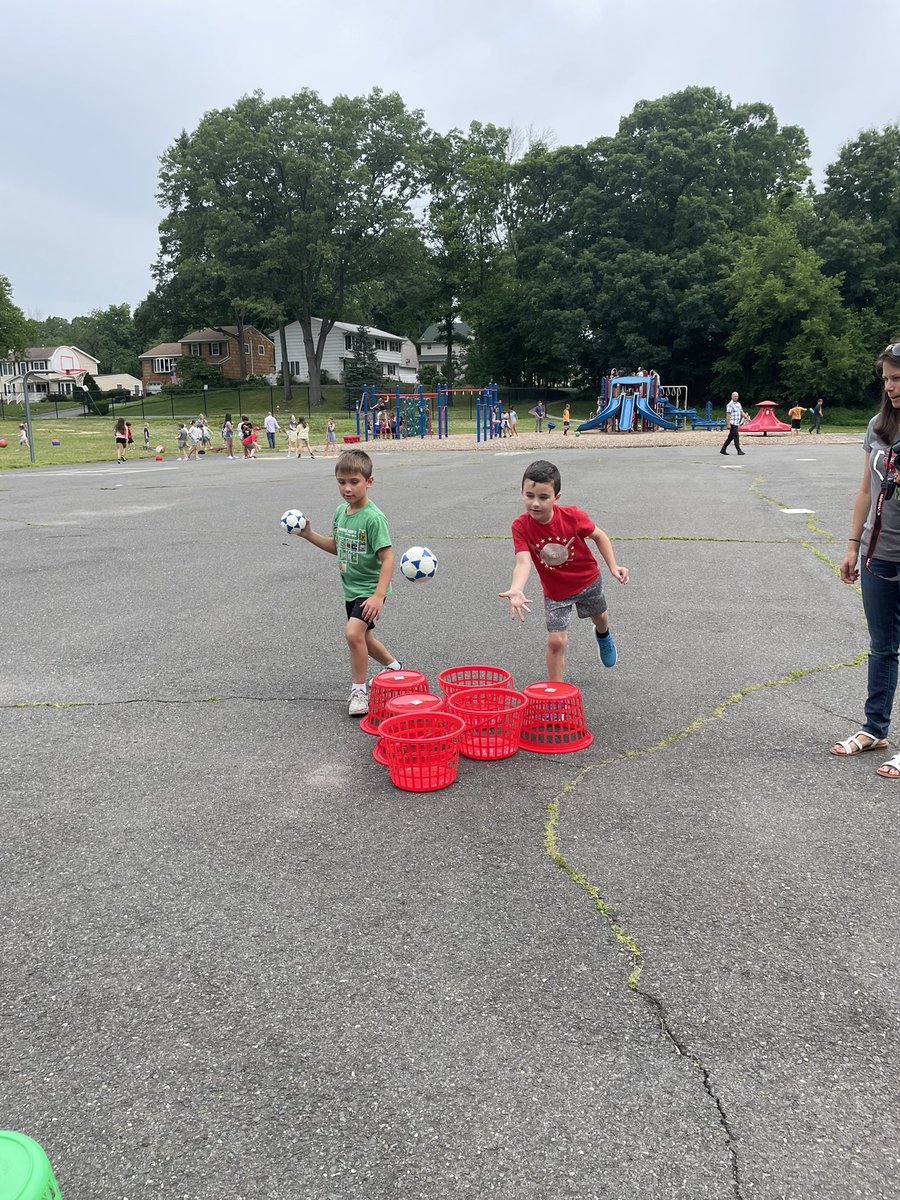MsRaymond5's tweet photo. These smarties can party! Tons of fun at our end of the year party thanks to our class moms!🤪🥳 #1dayleft #firstiefun @BrooksideWWRSD https://t.co/iI4fkGJehC