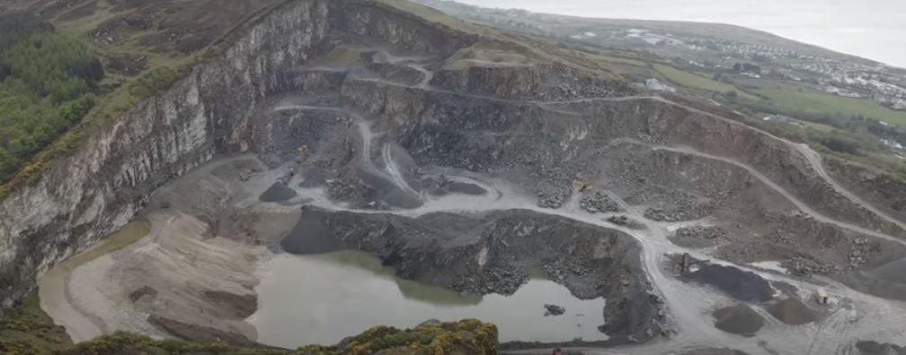 Paddypower1983's tweet photo. Not trying to point out the obvious @DarraghOBrienTD @MichealMartinTD @McConalogue but the aggregate that came from this quarry is THE SAME aggregate that was used to manufacture the blocks for the walls and the concrete for the foundations. #RightThisTime https://t.co/ahVTVX8EnM