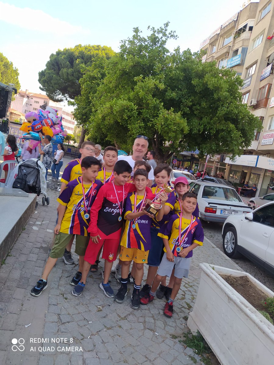 Başarılı bir sezonun ardından Lig Bergama Turnuvasında Lig 5'inciliğini elde eden Fatih'in Aslanları kupalarını ve madalyalarını aldılar. Teknik Direktörümüz Adem Atalay ve Tüm futbolcularımızı tek tek tebrik ediyoruz.