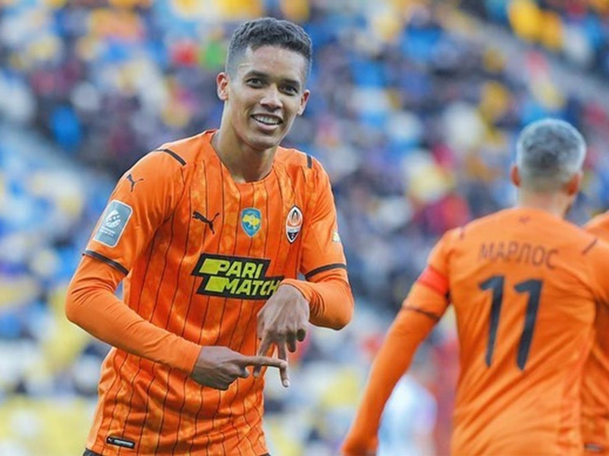 Eis jogador do Benfica pode estár de volta ao Brasil.
Pedrinho extremo do Shakhtar Donetsk recebeu uma proposta a título de empréstimo do Atlético Mineiro, segundo a 'Ge Globo'.
O jogador vê esta proposta com bons olhos já que não conseguiu ser feliz na europa.