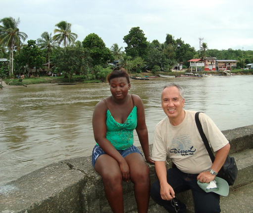 AsiOcurrio's tweet photo. Estoy en Timbiqui, Cauca en la costa Pacifica, donde Gustavo Petro y Francia Marques, ganaron con el 98.57% de votos O, sea casi todos. Aqui con una de las mujeres mas lindas de Timbiqui. Saludos, en el club Popayàn.
#PetroEsPresidente
Colombia
#QuinteroMIAlcalde https://t.co/9oXzQm1D22